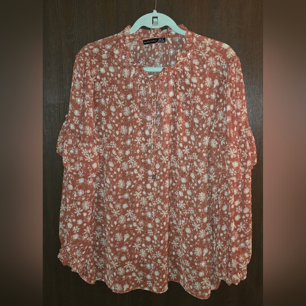 Chic Floral Ruffle Blouse in rust and white
